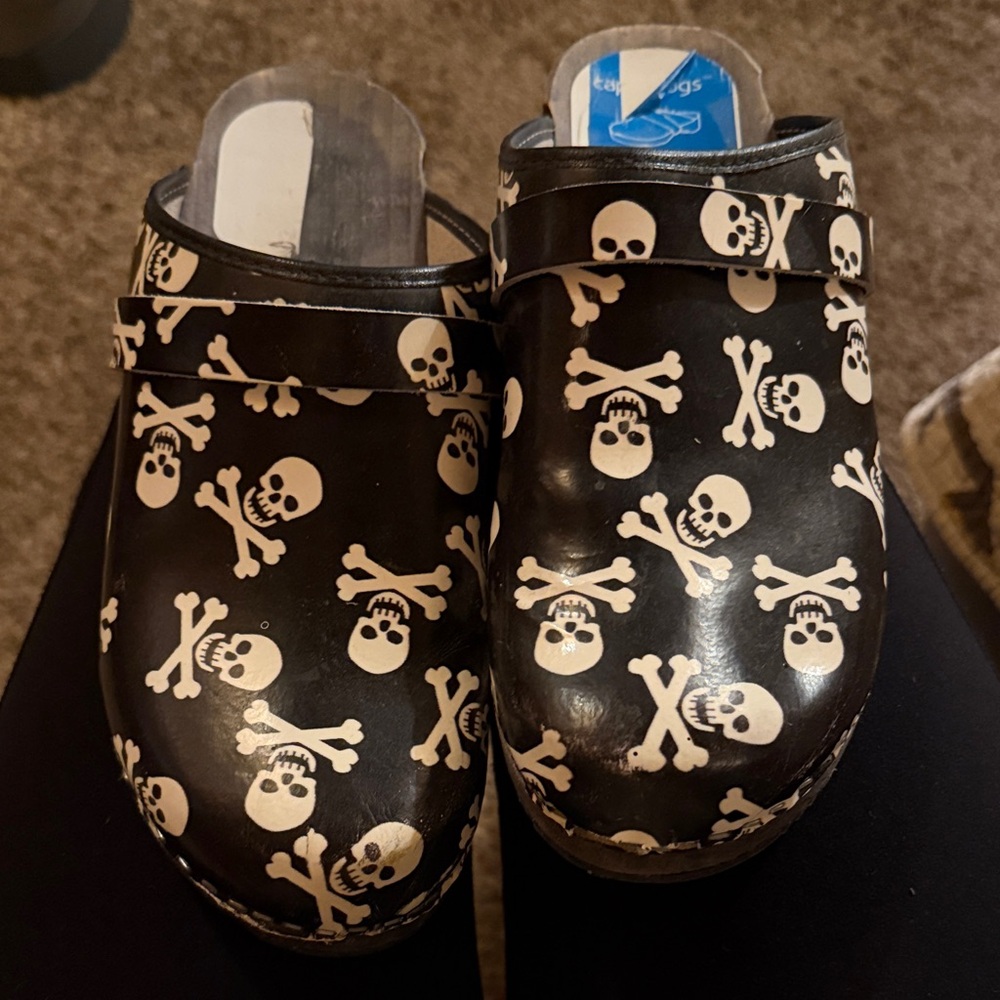 Skull Print Black Clogs